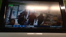 Le gérant d'une station essence bloque deux voleuses à l'intérieur du magasin