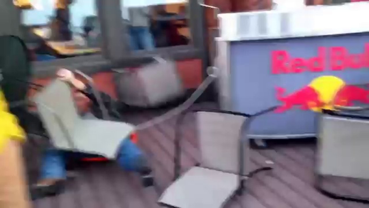 Fail : surpris par la vitesse de sa luge, il finit sa course sur la terrasse d'un restaurant !