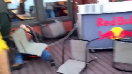 Fail : surpris par la vitesse de sa luge, il finit sa course sur la terrasse d'un restaurant !