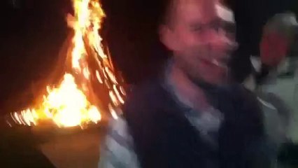 Ils allument un feu de camp au bazooka