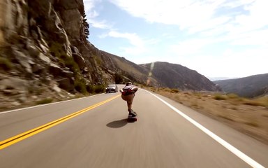 Les pointes de vitesse de ce longboarder vont vous donner des frissons