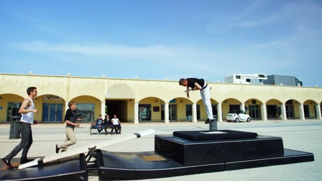 Des acrobates complètement fou font des flips!