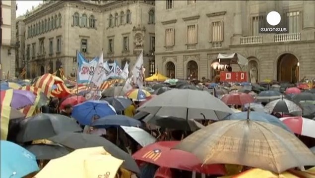 Malgré la pluie battante, des milliers de Catalans exigent un référendum sur l'indépendance