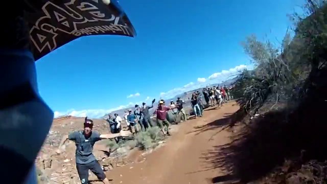 Un rider VTT Trial passe un 360° pendant sa descente - Red Bull Rampage 2014
