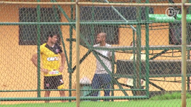Fellipe Bastos visita ex-companheiros de Vasco