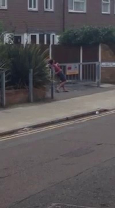 Ivre, il ne sait plus marcher en avant