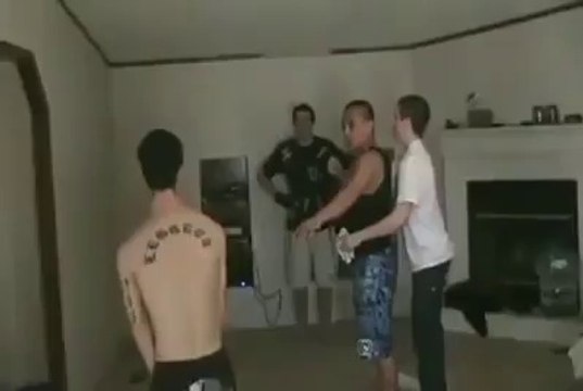 Un petit combat entre pote termine en méchant KO !