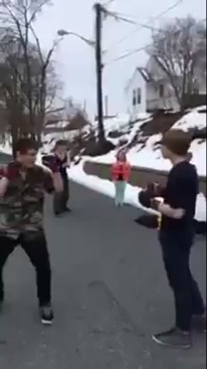 Un combat organisé entre deux amis se termine p...