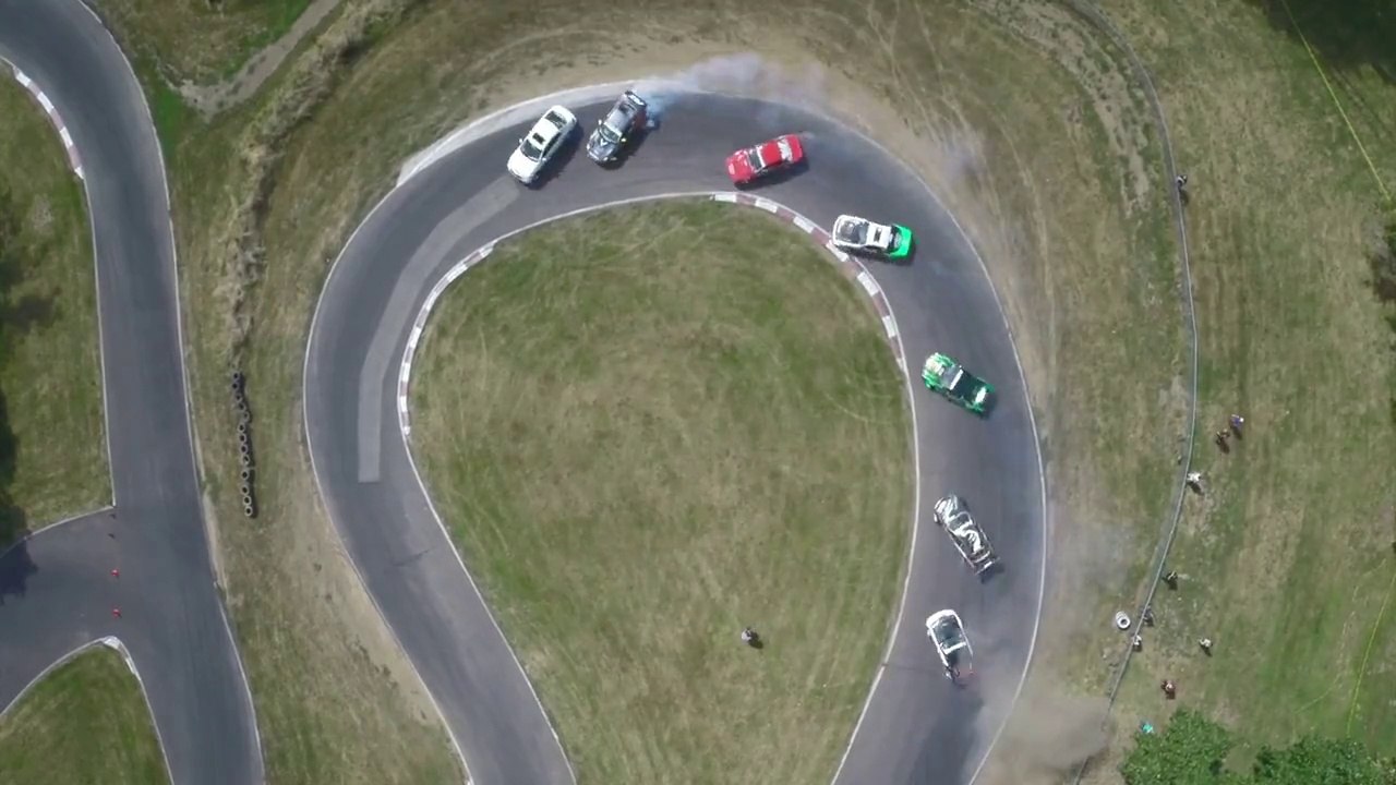 Dar Alanda Aynı Anda Drift Yapan Arabalar