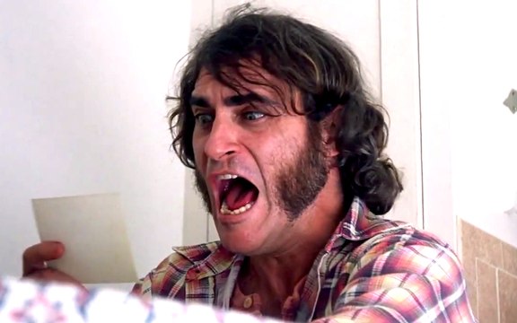 Joaquin Phoenix dans le trailer déjanté d’Inherent Vice