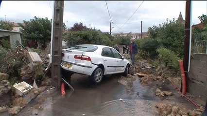 Des véhicules charriés par la montée des eaux à Saint-Pargoire