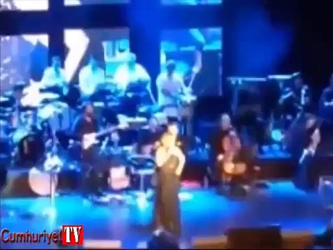 Sezen Aksu sahnede Mustafa Ceceli'ye zor anlar yaşattı