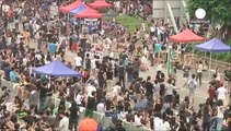 رئیس دولت محلی هنگ کنگ از معترضان خواست خیابانها را ترک کنند