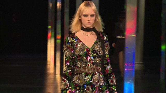 Le défilé Yves Saint Laurent printemps-été 2015 en vidéo