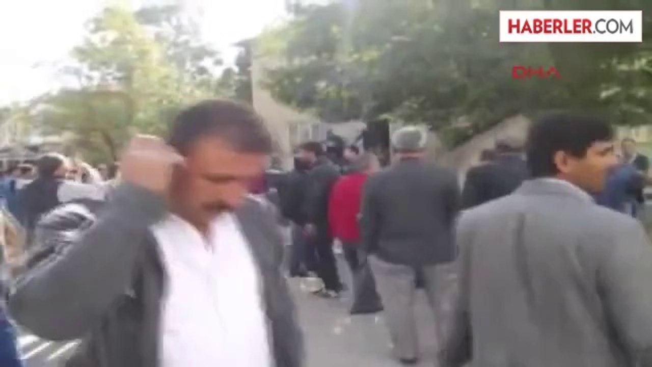 Van Elektrikler Kesilince Tedaş Binasını Taşladılar