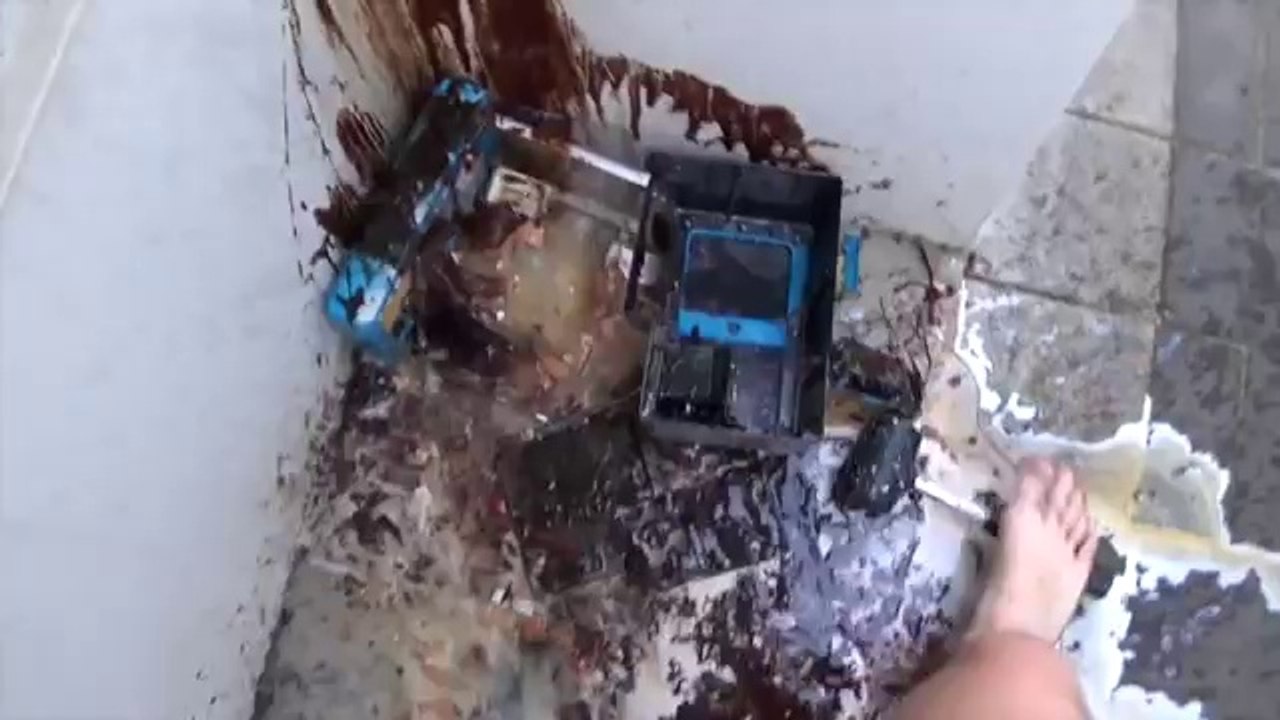 Vous ne gagnez jamais à la machine à pince de la fête foraine ? Voici LA solution !