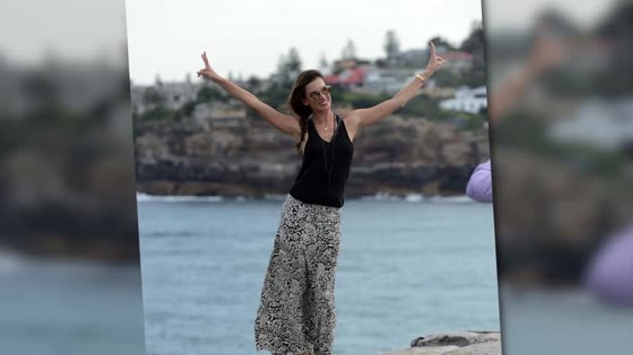 Alessandra Ambrosio pose pour une séance photo improvisée