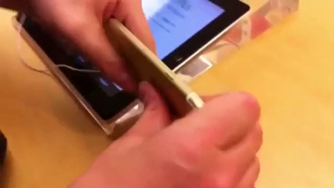 Plier des iPhone 6 Plus dans un Apple Store