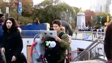 Yes Men al ataque The Yes Men Fix the World en español (online-video-cutter.com) (1)