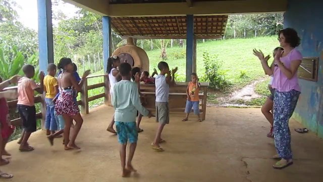 Ecole Rosa dos Ventos , Itacaré, Brésil : chorégraphie brésilienne avec les enfants