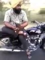 Hombre Conduce Su Moto Mientras Va Sentado De Una Forma Muy Peligrosa