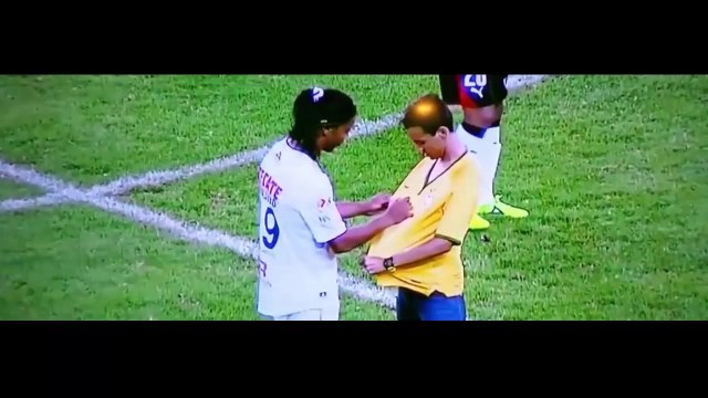 Ronaldinho firma autografo en pleno partido a un aficionado - Atlas vs Querétaro 2-1 2014 HD.