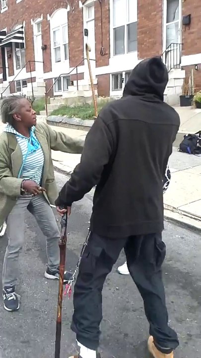 Baston entre deux vieilles femmes !