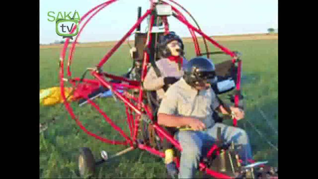 Büyükanneden Motorlu Paraşüt Keyfi