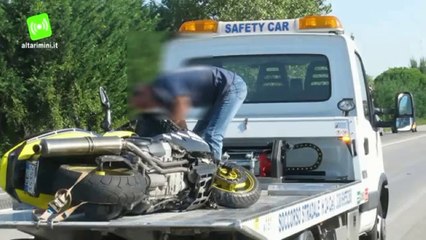 Scooter contro auto sulla statale 16 Adriatica, paura per un centauro