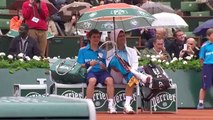 Ünlü Tenisçi Novak Djokovic'in Ball Boy ile Molası