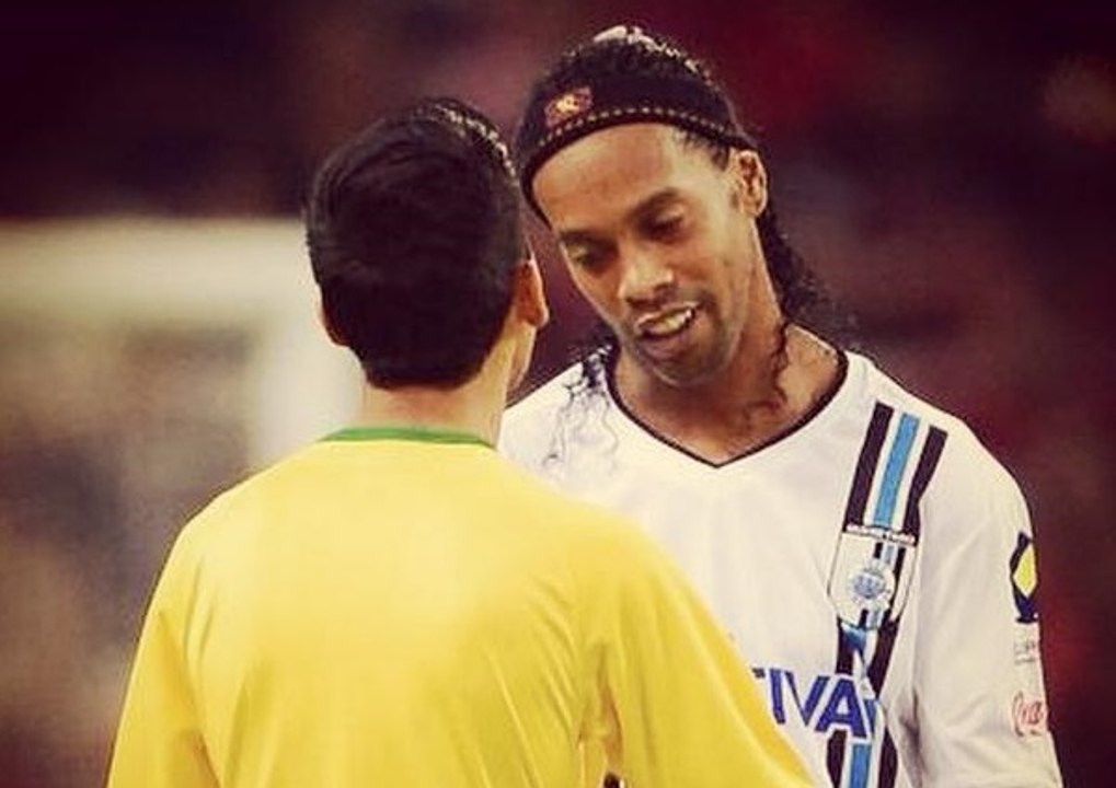 En plein match Ronaldinho signe le tee-shirt d'un fan entré sur le terrain