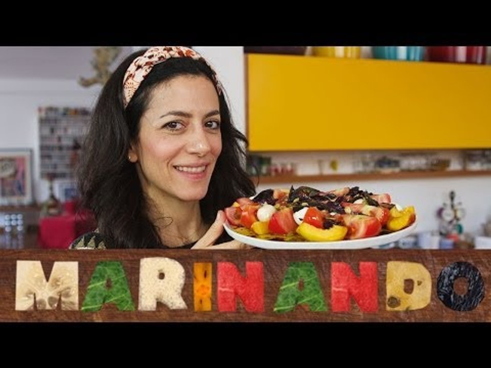 Prato de verão com tomates e nectarinas