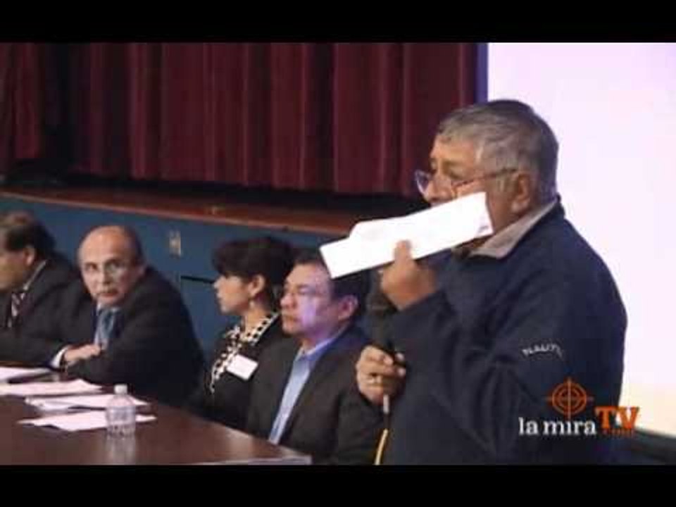 Peruvian Parade   Pedro Velazquez se lava las manos