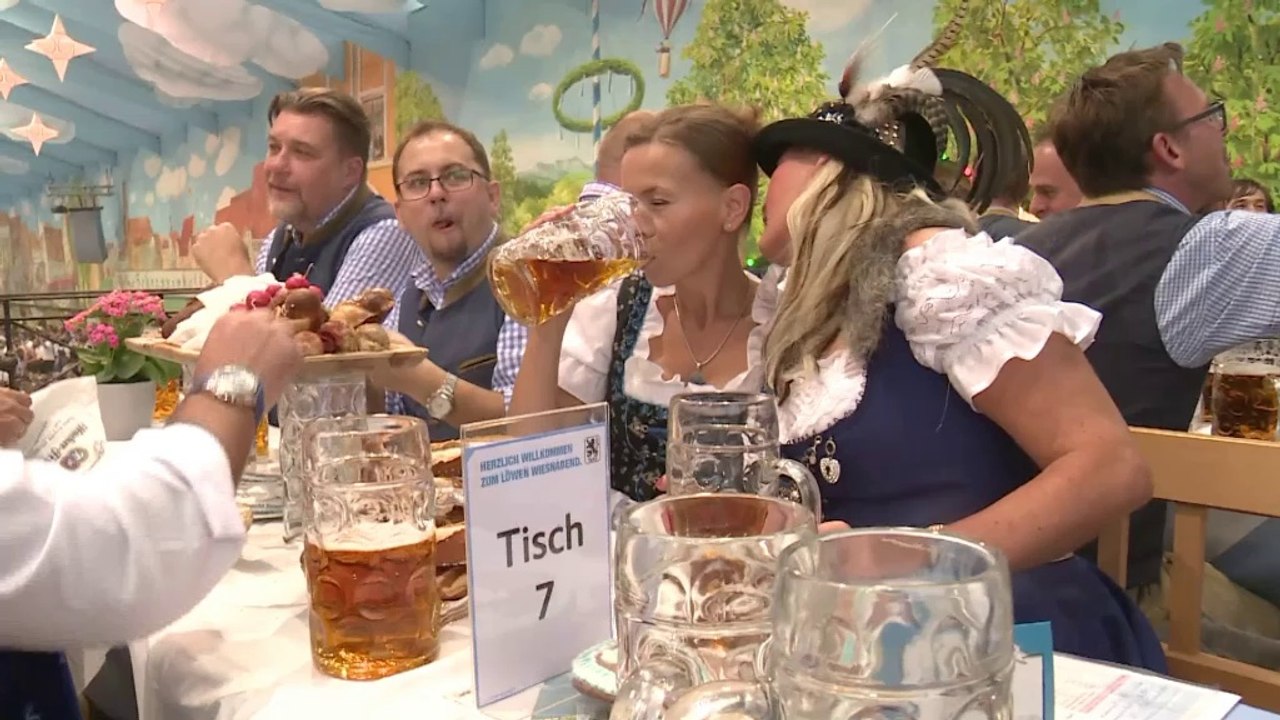 Löwen geben sich auf der Wiesn ganz zahm