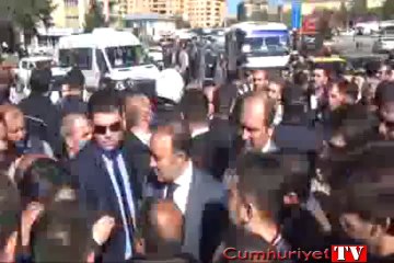 Belediyeyi basıp yol kesen konut mağdurlarını vali güçlükle ikna etti