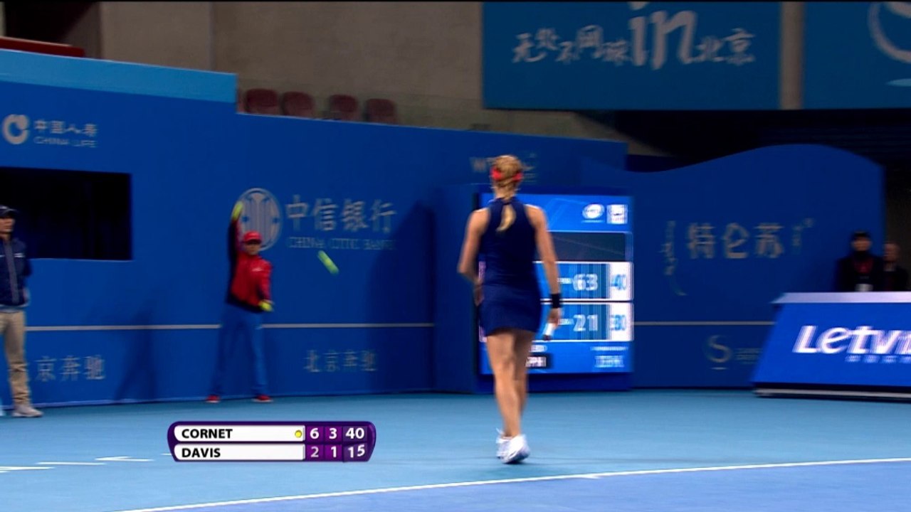 Abysmal serve by Alize Cornet