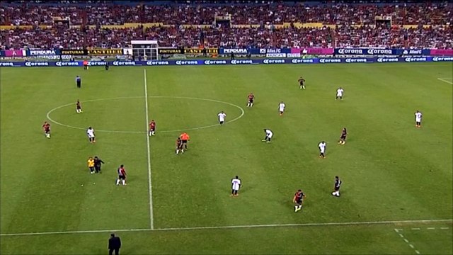 México - Ronaldinho firma una camiseta en pleno partido