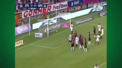Brilhou! Ronaldinho marca golaço de falta e é tietado no México