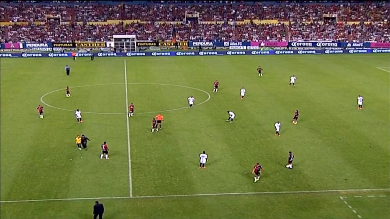 Liga mx: ronaldinho gibt flitzer autogramm