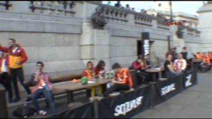 Galatasaraylı Taraftarlar Trafalgar Meydanı'nda Toplandı