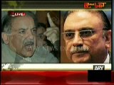 Mubashir Luqman showing Clips of Word War between PPP and PMLN