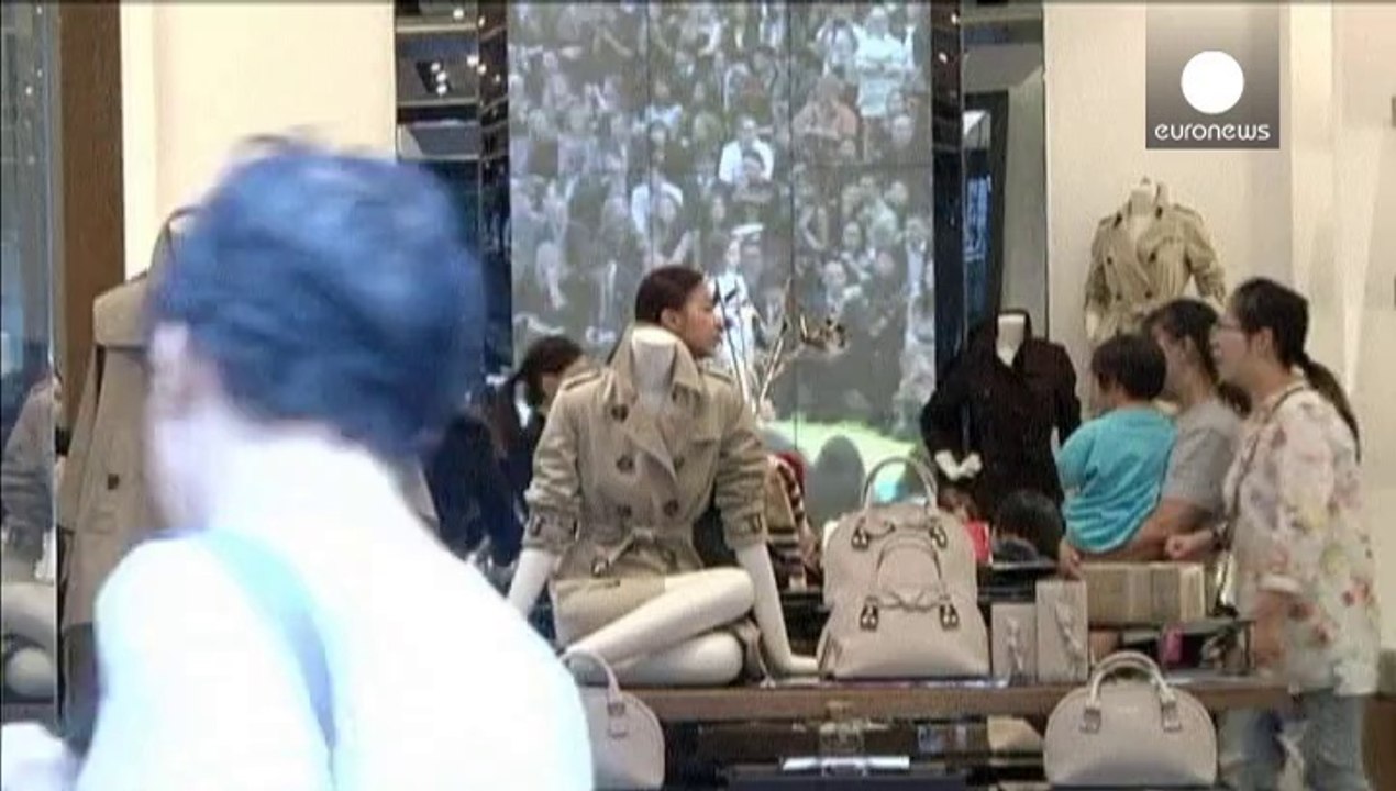 Hong Kong, negozi del lusso chiusi per le proteste pro-democrazia