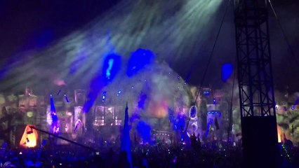 Skrillex live at Tomorrowworld 2014 playing Star Wars Theme