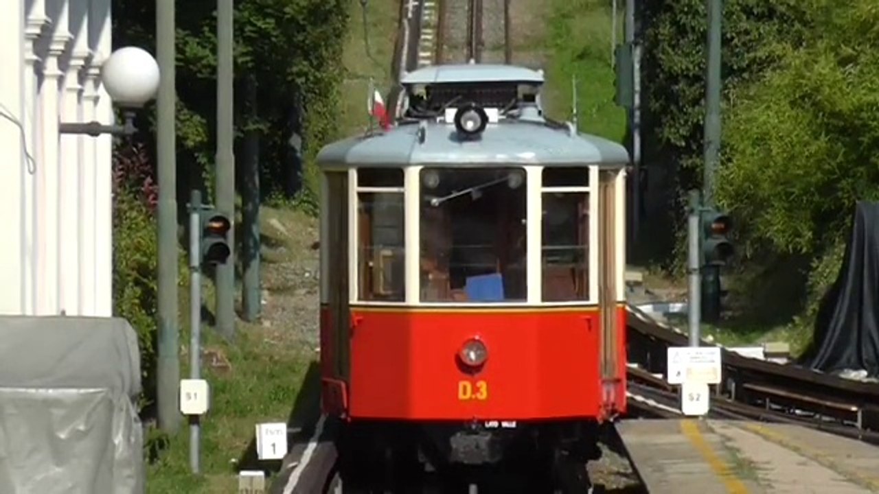 Départ de la motrice D3 avec sa remorque D11 de la gare de Sassi à Turin