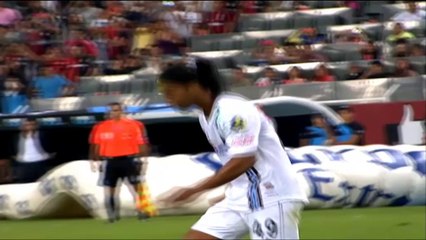 Dinho scores useless free-kick