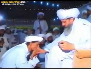 Tarikat Liderinin Elini Öpünce Bir Hal Gelen Müritler
