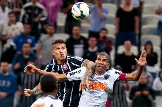 Guerrero decide e Corinthians abre vantagem contra Atlético-MG