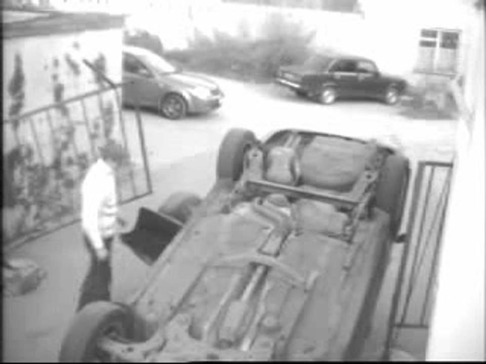 Une femme rentre sa voiture ... ^^