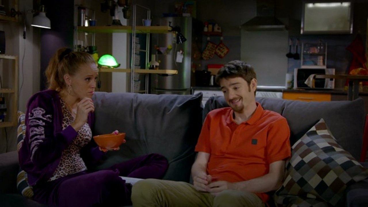 César enseña inglés a Trini