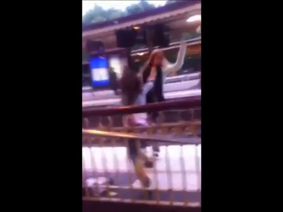 Deux femmes éméchées se battent sur un quai de train